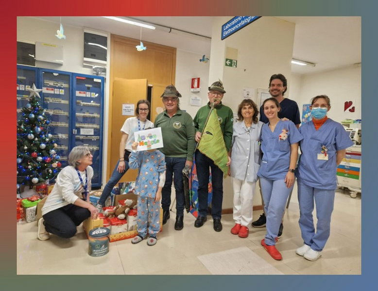 Gli Alpini di Ceresetto-Torreano al reparto pediatrico per il Natale
